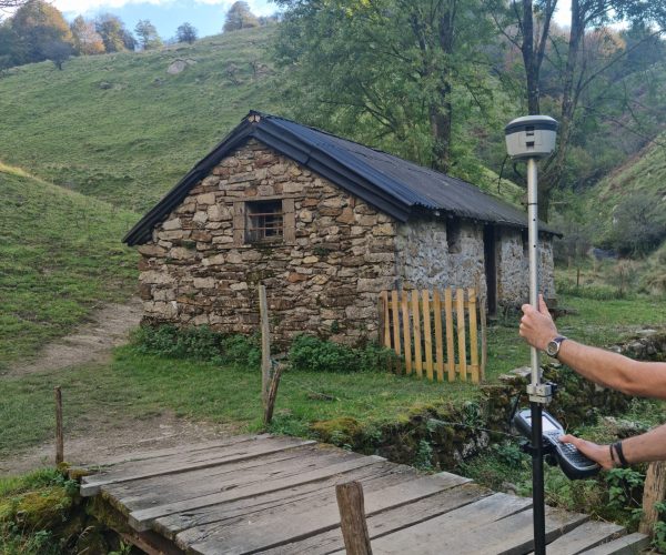 Cabinet de géomètre-expert au Pays Basque. Cédric Arrechea Agence Iparrorratz. Bornage de terrain, division parcellaire, levés topographiques et expertises foncières. Interventions à Anglet, Bayonne, Biarritz, Saint-Jean-Pied-de-Port et dans tout le Pays Basque.