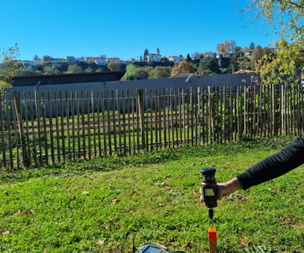 Cabinet de géomètre-expert au Pays Basque. Cédric Arrechea Agence Iparrorratz. Bornage de terrain, division parcellaire, levés topographiques et expertises foncières. Interventions à Anglet, Bayonne, Biarritz, Saint-Jean-Pied-de-Port et dans tout le Pays Basque.