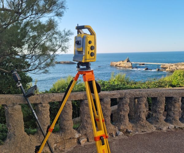 Cabinet de géomètre-expert au Pays Basque. Cédric Arrechea Agence Iparrorratz. Bornage de terrain, division parcellaire, levés topographiques et expertises foncières. Interventions à Anglet, Bayonne, Biarritz, Saint-Jean-Pied-de-Port et dans tout le Pays Basque.