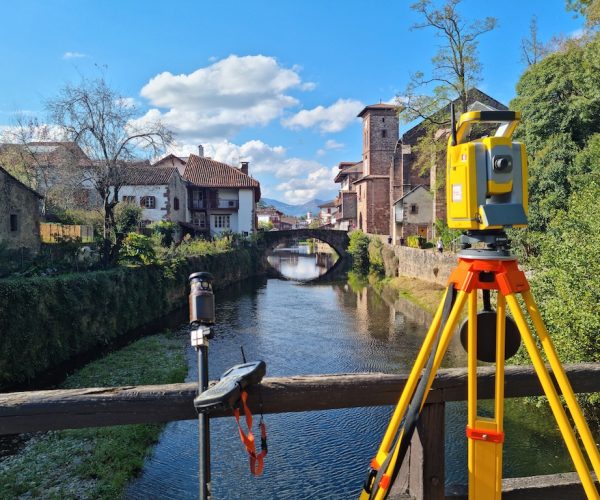 Cabinet de géomètre-expert au Pays Basque. Cédric Arrechea Agence Iparrorratz. Bornage de terrain, division parcellaire, levés topographiques et expertises foncières. Interventions à Anglet, Bayonne, Biarritz, Saint-Jean-Pied-de-Port et dans tout le Pays Basque.